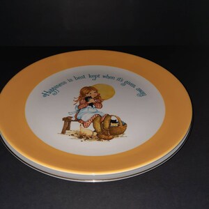 Piatto da collezione Dear Hearts Keepsake, "La felicità è meglio conservarla quando viene regalata", piatto da collezione Gibson Greeting Cards del 1973