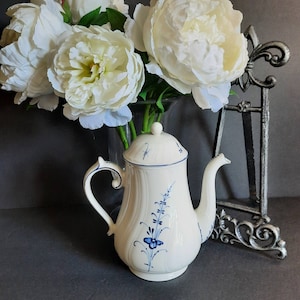 Cafetière, modèle Vieux Luxembourg, par Villeroy & Boch, depuis 1748, porcelaine vitrocéramique, fleurs bleues et bordures, bord en relief, lavable au lave-vaisselle