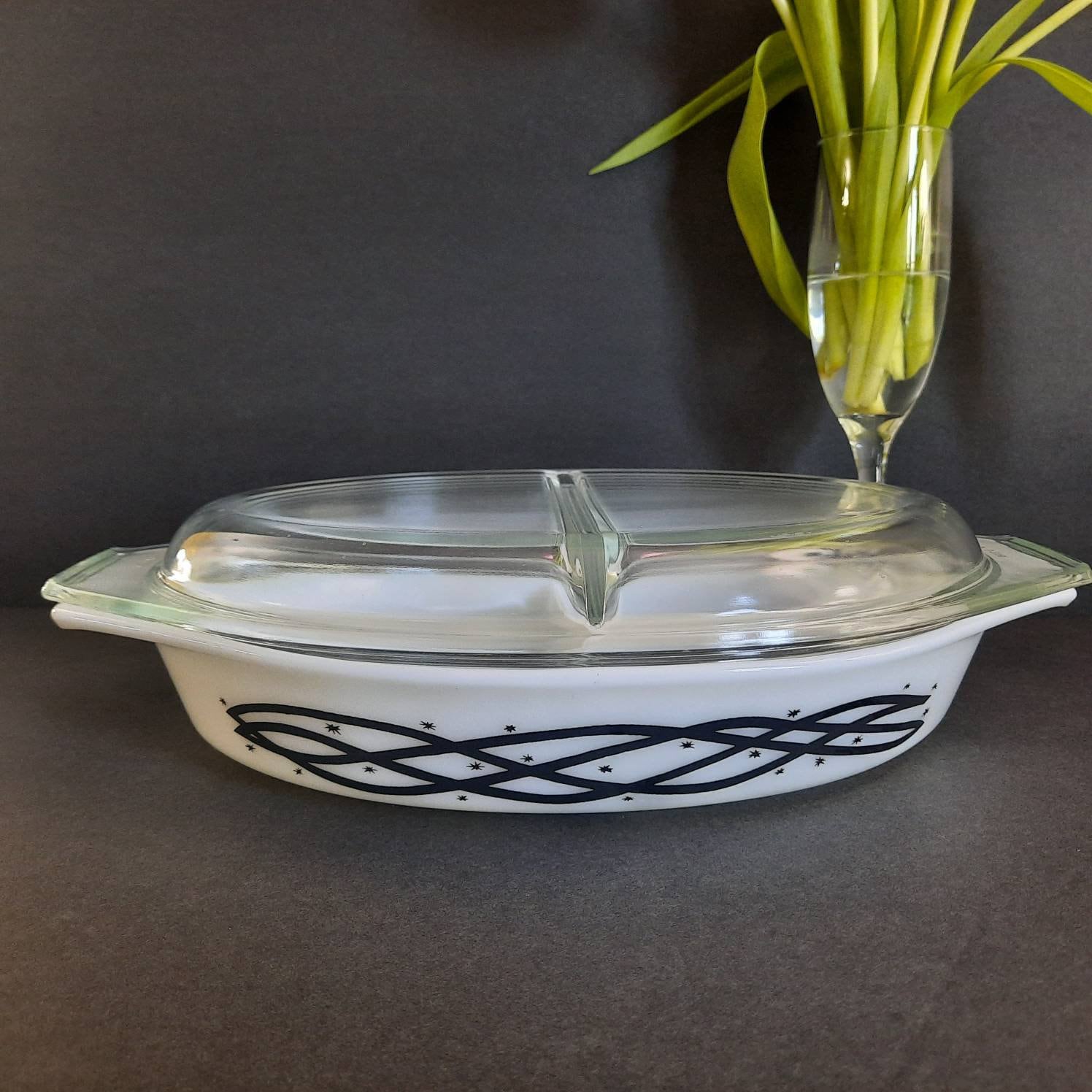 Vintage 1950s Pyrex Divided Casserole Dish: Barbed Wire Pattern
