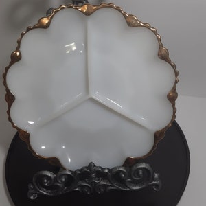 Plat à relish rond Anchor Hocking vintage en verre de lait avec bordure dorée, plateau à relish en verre blanc