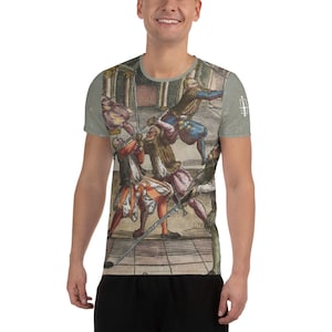 Puede incluir: Una camiseta deportiva gris con una ilustración vintage de cinco hombres esgrimiendo espadas. La ilustración está en tonos marrones, rojos y azules.