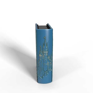 K&ouml;nnte beinhalten: Eine blaue, buchf&ouml;rmige Schachtel mit einem gepr&auml;gten Schlossdesign auf der Vorderseite. Die Schachtel hat einen schwarzen Innenraum und eine gl&auml;nzende Oberfl&auml;che. Das Schlossdesign ist in einem helleren Blauton gehalten.