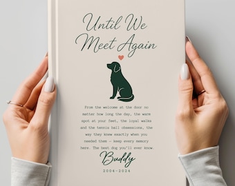 Puede incluir: Un libro de tapa dura color crema con el texto en verde oscuro Until We Meet Again, una silueta de perro en verde oscuro, un pequeño corazón rojo y un poema conmemorativo para un perro llamado Buddy con las fechas 2004-2024 en verde.