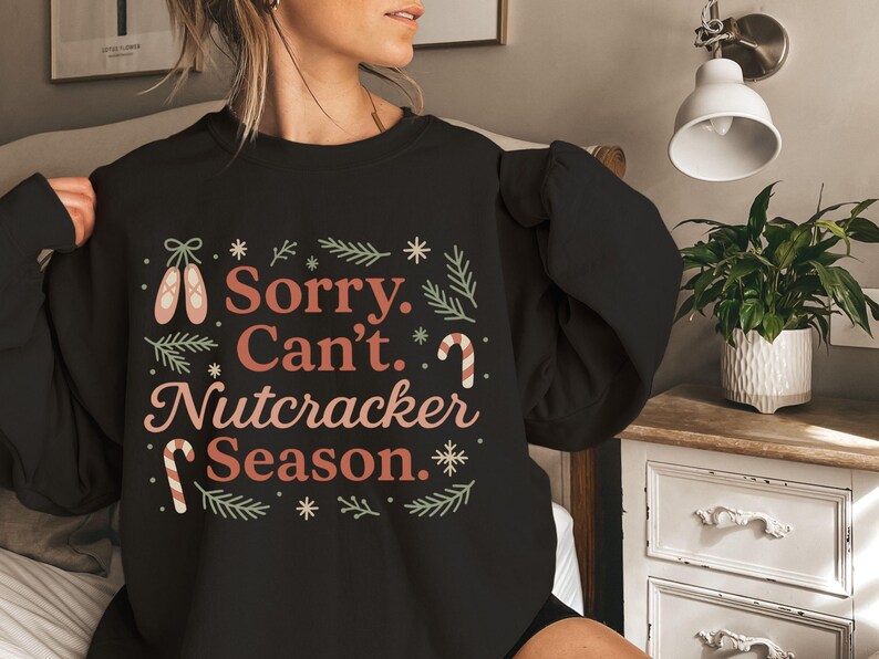Pu&ograve; includere: Felpa nera con la scritta "Sorry. Can't. Nutcracker Season." in un design festivo. Il design include scarpette da ballo, bastoncini di zucchero e fiocchi di neve. Un capo comodo per le festivit&agrave; natalizie.