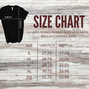 Pu&ograve; includere: Tabella delle taglie per una t-shirt unisex in jersey a maniche corte con scollo a V. La tabella mostra la lunghezza e la larghezza in pollici per le taglie S, M, L, XL e 2XL.