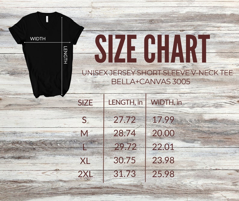 Pu&ograve; includere: Tabella delle taglie per una t-shirt unisex in jersey a maniche corte con scollo a V. La tabella mostra la lunghezza e la larghezza in pollici per le taglie S, M, L, XL e 2XL.