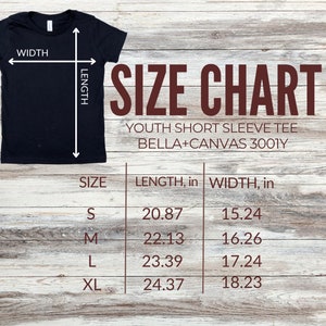 Pu&ograve; includere: Tabella delle taglie per t-shirt a maniche corte per ragazzi di Bella + Canvas 3001Y. La tabella mostra la lunghezza e la larghezza in pollici per le taglie S, M, L e XL.