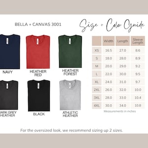 Pu&ograve; includere: Immagine di magliette Bella + Canvas 3001 in blu navy, rosso m&eacute;lange, verde m&eacute;lange, grigio scuro m&eacute;lange, nero e grigio atletico. Una guida alle taglie mostra le misure in pollici, da XS a 4XL, con lunghezze maniche da 8,6 a 10,8 pollici.
