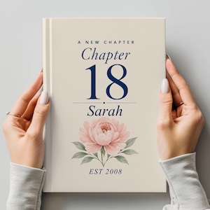 Pode incluir: Uma capa de livro creme com o texto "A New Chapter", "Chapter 18" e "Sarah" em azul marinho. Uma flor de peónia rosa com folhas verdes está abaixo do texto. O texto "EST 2008" está na parte inferior.