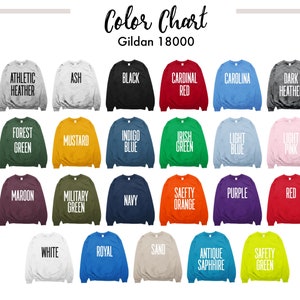 Pu&ograve; includere: Una tabella colori di felpe Gildan 18000 in vari colori, tra cui Athletic Heather, Nero, Rosso Cardinale, Blu Carolina, Dark Heather, Verde Foresta, Senape e altro. Il testo "Color Chart" &egrave; in alto.