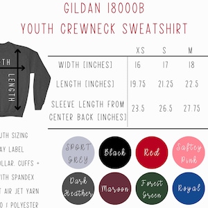 Pu&ograve; includere: Felpa girocollo da ragazzo grigio scuro con informazioni sulle taglie. L'immagine include misure in pollici per larghezza, lunghezza e lunghezza manica. Una tabella colori mostra i colori disponibili, tra cui nero, rosso e blu navy.