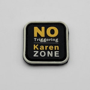 Puede incluir: Un parche cuadrado negro y blanco con un borde blanco. El parche dice "NO Triggering Karen ZONE" en letras amarillas.
