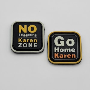Può includere: Due toppe quadrate nere e gialle con testo bianco. La prima toppa dice "No Triggering Karen Zone". La seconda toppa dice "Go Home Karen".