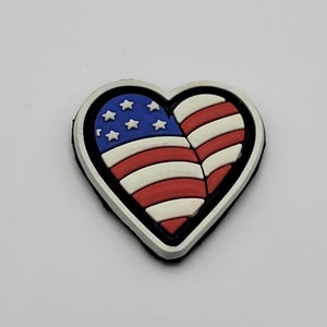 Op de afbeelding: Een rood, wit en blauwe Amerikaanse vlag in de vorm van een hart. De vlag is op een zwart-witte patch.