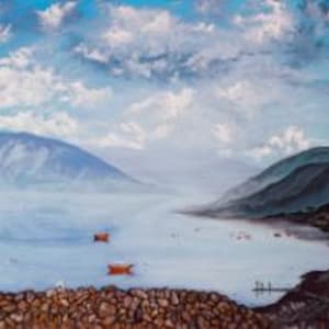 Puede incluir: Una escena de lago brumoso con montañas en el fondo. Varios botes pequeños de madera flotan en el agua. Una costa rocosa con un muelle de madera está en primer plano.