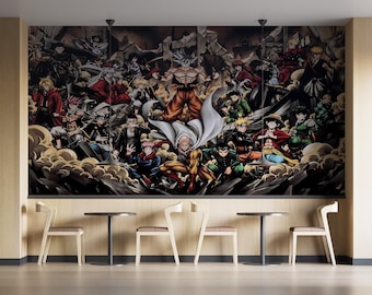 Può includere: Un grande murale raffigurante un collage di personaggi anime in varie pose e abiti. L'opera è prevalentemente scura con tocchi di colore, che mostra personaggi di popolari serie anime. Il murale è montato su un muro in una stanza con tavoli e sedie.