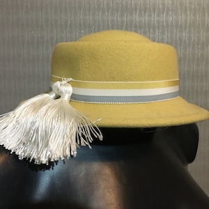 Vintage Women&#39;s Yellow Porkpie Hat with Band & White Fringe Bouquets Elegant Wool Wide Brim Hat English Queen Hat For Fall Hat 53 cm