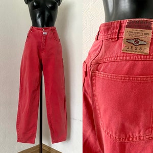 Jeans a vita alta da uomo vintage anni &#39;90 marca Jessi Pink Denim rosso brillante Boho Hippie gambe dritte vestibilità da studente abbottonatura Made in Italy Taglia 36/M
