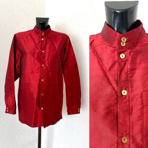 Mannen rood glanzend zijdeachtig zomer shirt hoge monck hals lange mouwen heldere shirt gouden knoop omhoog avond shirt westerse chemise shirt maat M/L