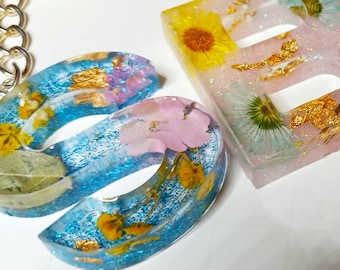 resin dried flower keychain. personalized initial resin floral keychains. custom handmade uv resin tassel keychains.  flower keychains
