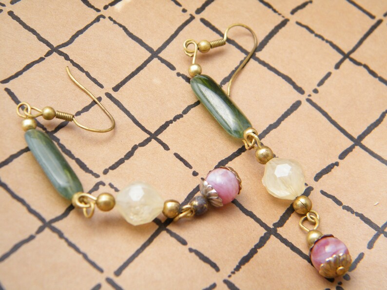 Vintage stone imitation dangling loops