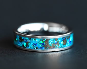 Anillo fósil de megalodón: banda de tungsteno con incrustación de ópalo brillante.