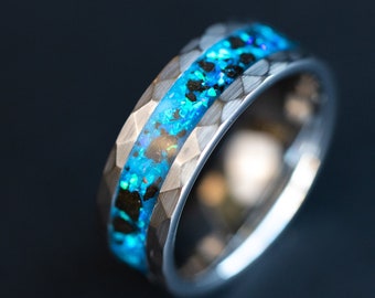 Anillo fósil de megalodón: banda de tungsteno martillado con ópalo azul.