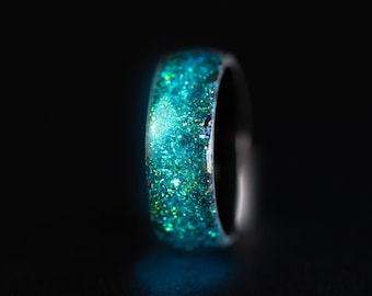 Anillo Megalodón, anillo de meteorito que brilla con un anillo que brilla en color turquesa, hecho con un fósil de Megalodón real.