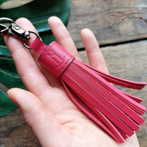 Puede incluir: Una taza de cerámica blanca con asa negra y el texto "But First, Coffee" en negrita negra. La taza está llena de un líquido oscuro, probablemente café, y se encuentra sobre una superficie clara.