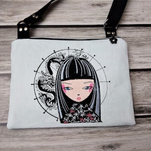 Monedero con niña oriental bordada, Mini Bolso de lino para niña, Billetera para celular, Monedero pequeño de viaje bandolera.