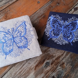 Carteira de linho com borboleta bordada.