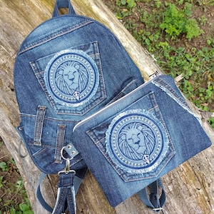 Conjunto Jeans Reciclado Mini Mochila e Pulseira com Patch Leão, Mochila Personalizada, Bolsa Jeans Pequena.