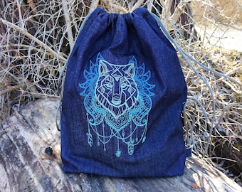 Borsa in denim con coulisse e lupo ricamato.