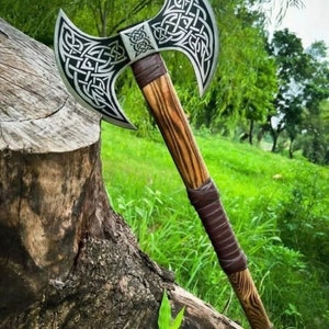 Handgemaakte tweekoppige Vikingbijl, gegraveerd stalen mes, houten handvat met schede