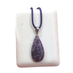 Könnte beinhalten: Eine Halskette mit einem Anhänger aus violettem Edelstein, einer silbernen Öse und einer violetten Schnur.