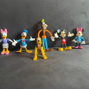 Complete set of 6  vintage Walt Disney figurines, Donald Duck, Daisy Duck, Mickey Mouse, Minnie Mouse, Goofy and Pluto