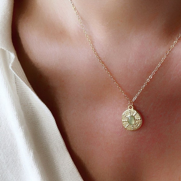 Kleine gouden medaillon ketting, zon munt hanger ketting, sierlijke groene edelsteen ketting, gelaagdheid sieraden, Sunburst sieraden, cadeau voor haar