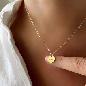 Elegant mynthalsband med guldfyllning, minimalistiskt skivhalsband, litet cirkelhänge, enkelt vardagshalsband, karmasmycken, present till syster
