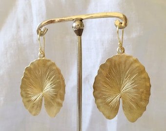 Boucles d'oreilles de déclaration de feuille d'or - Boucles d'oreilles en laiton de grande pendaison - Boucles d'oreilles botaniques vintage - Boucles d'oreilles en or audacieuses - Cadeau de bijoux de nature