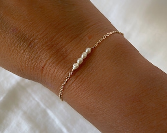 Bracelet de perles rempli d'or 14k, bracelet de barre de perles, bracelet de perles de chaîne d'or, bijoux de perles d'eau douce, cadeau de demoiselle d'honneur pour elle, épouse, maman