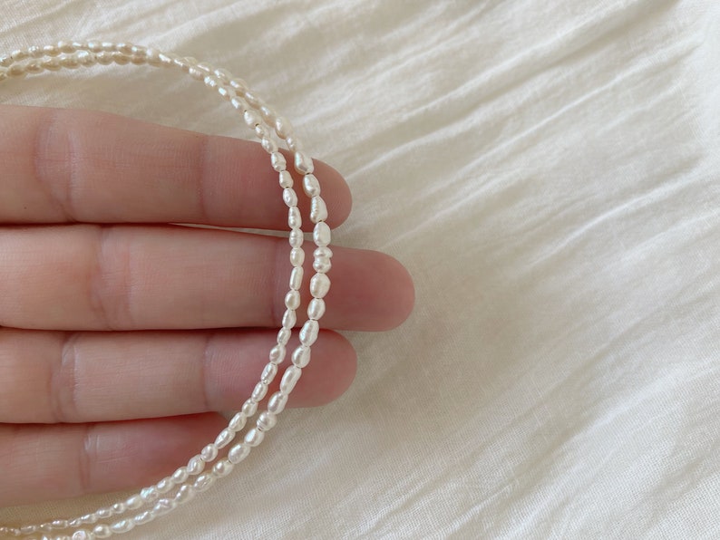 Zierliche Süßwasserperlen-Halskette, winziger Perlen-Choker, echte Perlenkette, Reisperlen-Halskette, klassische Halskette, Geschenk für Sie Bild 5