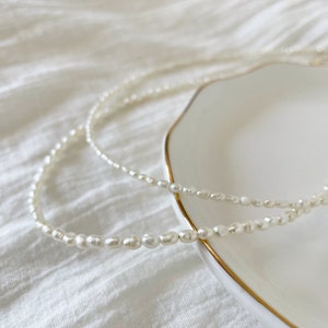 Zierliche Süßwasserperlen-Halskette, winziger Perlen-Choker, echte Perlenkette, Reisperlen-Halskette, klassische Halskette, Geschenk für Sie Bild 3