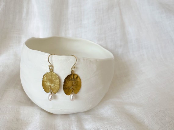 Freshwater Pearl Dangle Earrings for Bride, Lily Pad Earrings, Gold  Leaf Pearl Earrings, Natural Pearl Jewelry for Wedding, Bridesmaid Gift