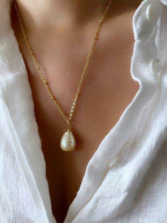 Gold Large Pearl Drop Lariat Necklace | Lily & Roo | Wolf & Badger