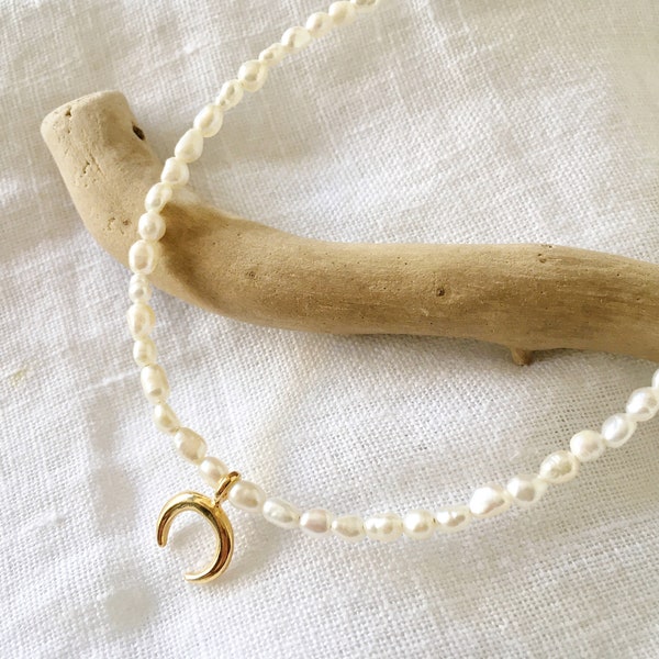 Genuine pearl necklace with charm, Real pearl choker with gold moon, Dainty boho pearl necklace, Organic jewelry, Gift for girlfriend