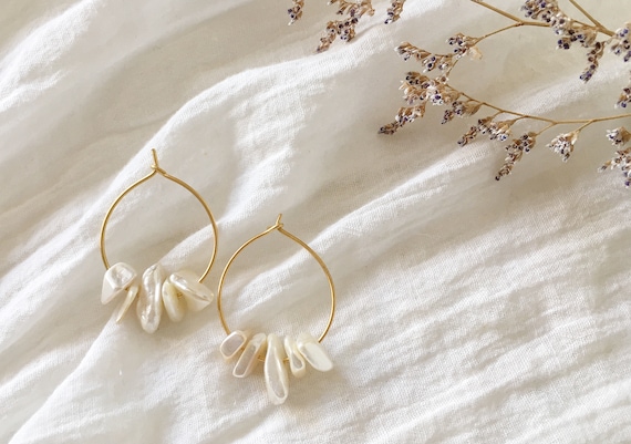 Orecchini a cerchio con perle - Gioielli di perle per matrimoni in stile boho - Eleganti cerchi dorati - Orecchini a cerchio estivi - Regalo per la fidanzata - Italia