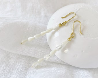 Pendientes colgantes de barra con cuentas, pendientes largos y delicados, pendientes de nácar para novia, pendientes largos y finos, joyería nupcial, regalo para damas de honor