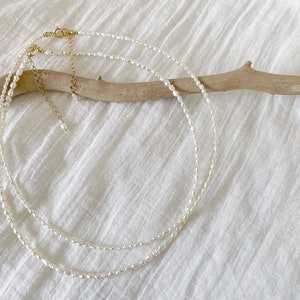 Naszyjnik z pereł słodkowodnych Dainty, Tiny Pearl zroszony Choker, prawdziwy naszyjnik z pereł, naszyjnik z pereł ryżowych, klasyczny naszyjnik, prezent dla niej zdjęcie 2