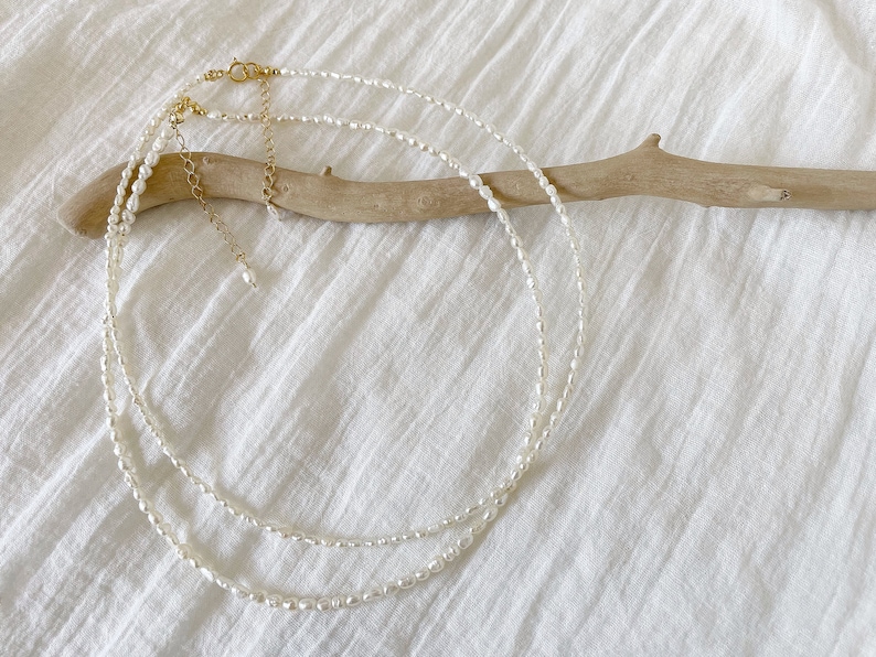 Zierliche Süßwasserperlen-Halskette, winziger Perlen-Choker, echte Perlenkette, Reisperlen-Halskette, klassische Halskette, Geschenk für Sie Bild 2