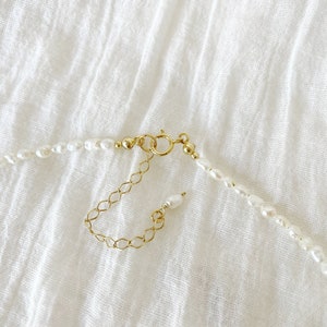 Collana di perle d'acqua dolce delicata, piccolo girocollo di perle di perle, collana di perle genuine, collana di perle di riso, collana classica, regalo per lei immagine 4